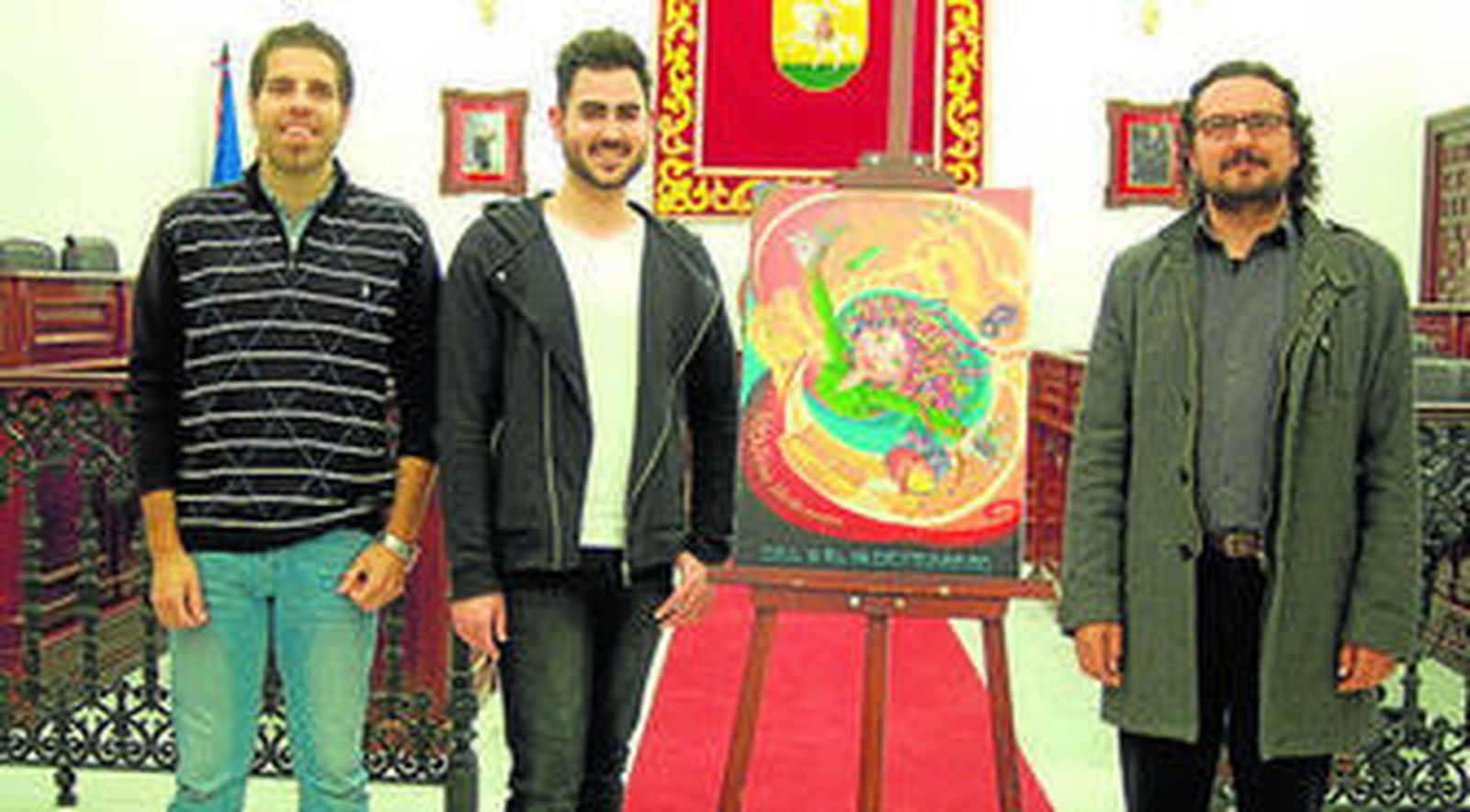 El autor del cartel que anuncia el Carnaval junto al alcalde asidonense.