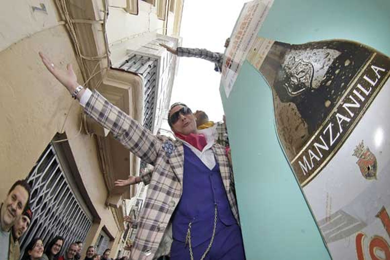 Gaditanos y foráneos tomaron las calles del centro en el primer fin de semana de Carnaval

Foto: Julio Gonzalez