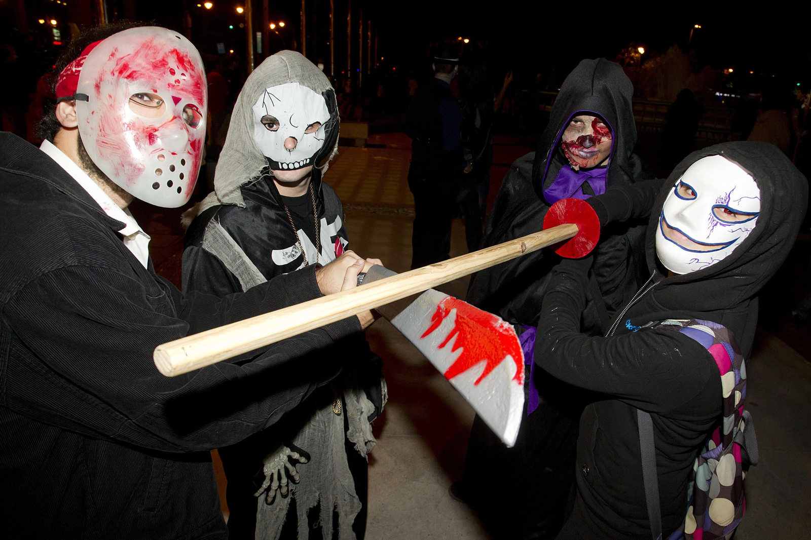 Varias personas disfrazadas durante una fiesta de Halloween.