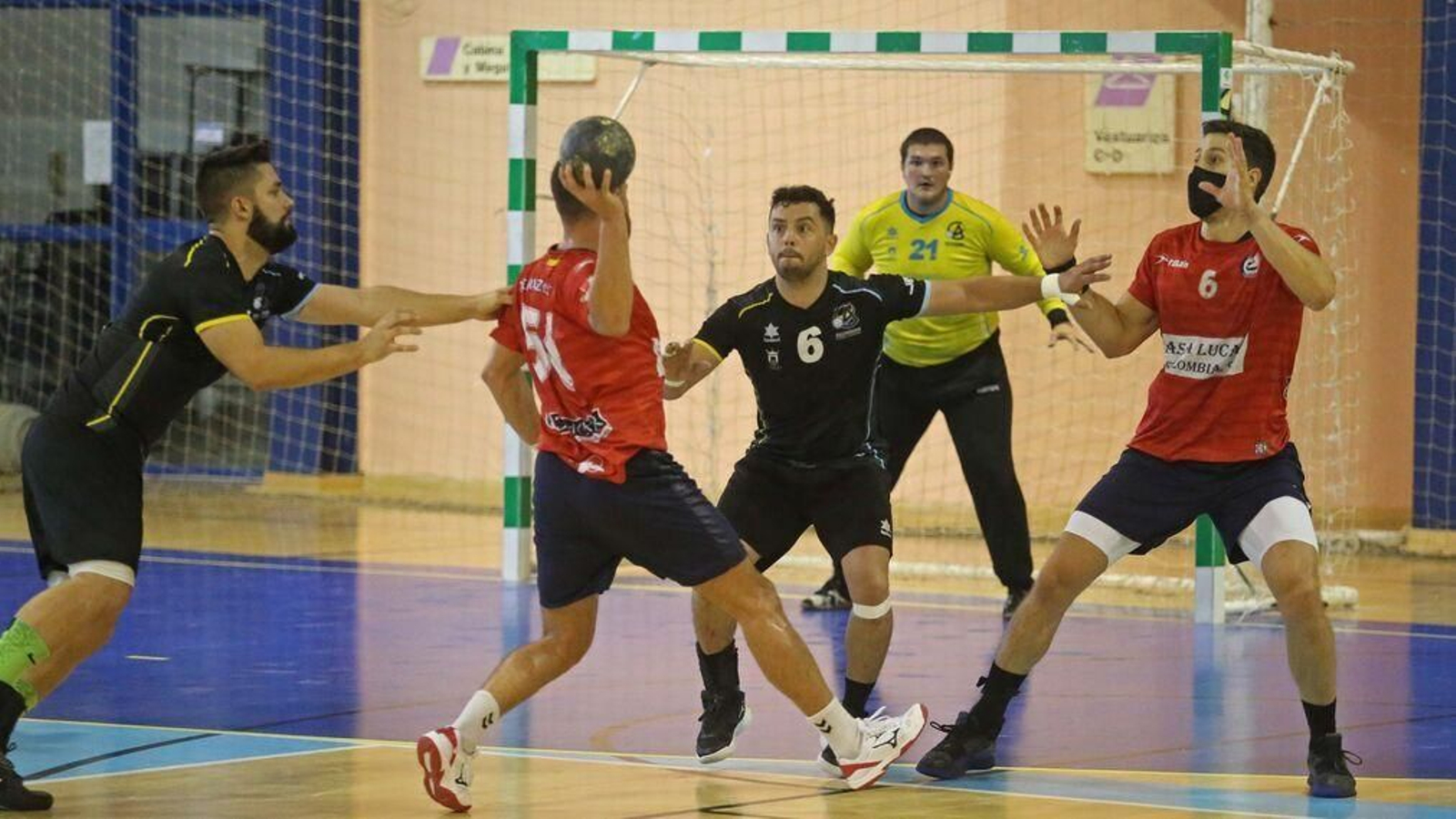 Una acción defensiva del BM Ciudad de Algeciras en su duelo con el Corazonistas