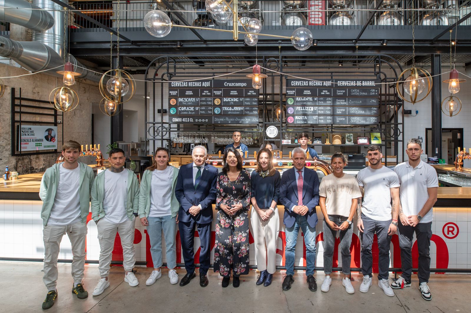 Las fotos de jugadores del Betis y del Sevilla en la Cruzcampo