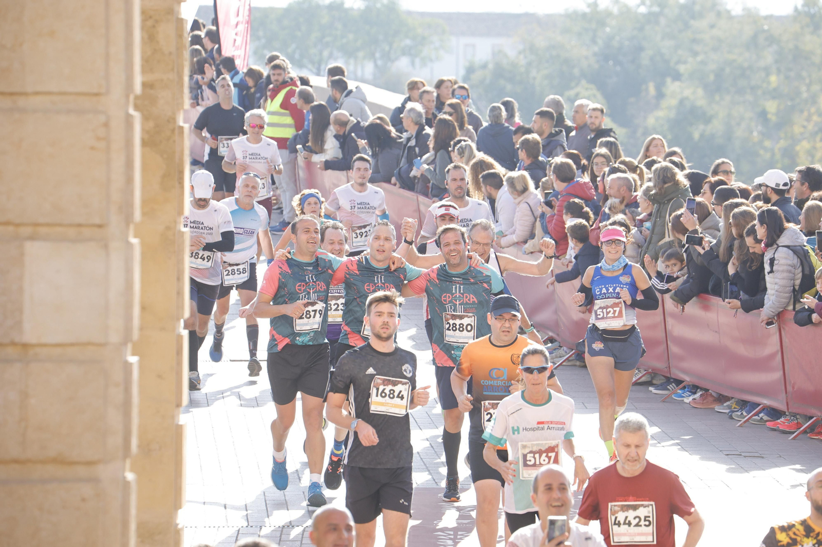 Media Maratón de Córdoba 2023: La gloria de cruzar la Puerta del Puente, en imágenes
