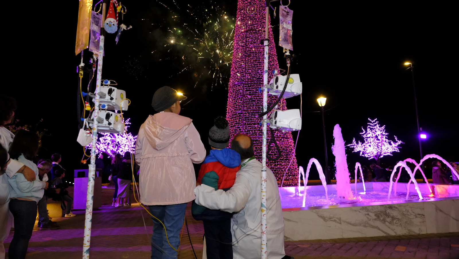 Imágenes del encendido de navidad en el Hospital Torrecárdenas, Almería