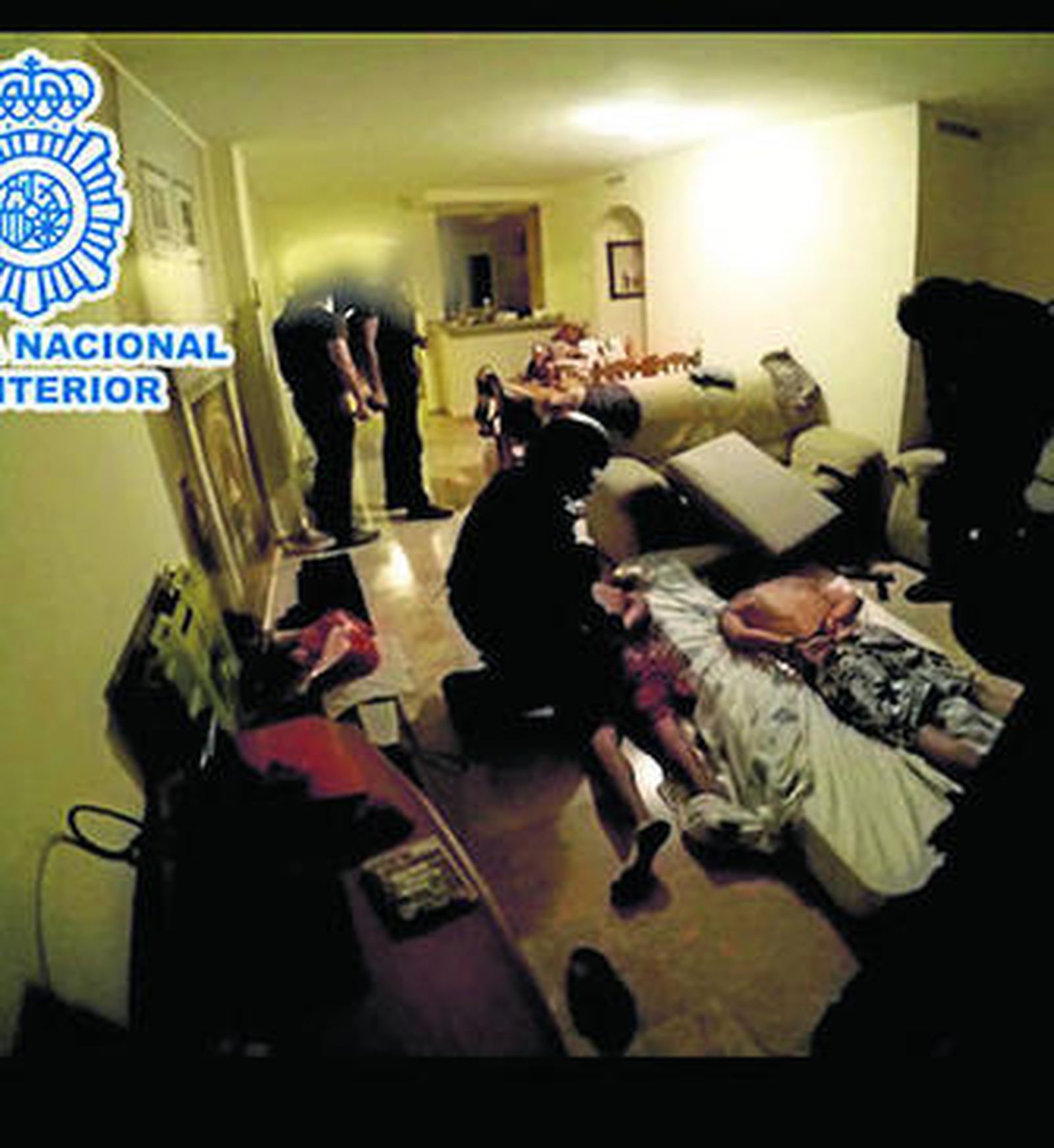 Los detenidos en el interior de la vivienda.