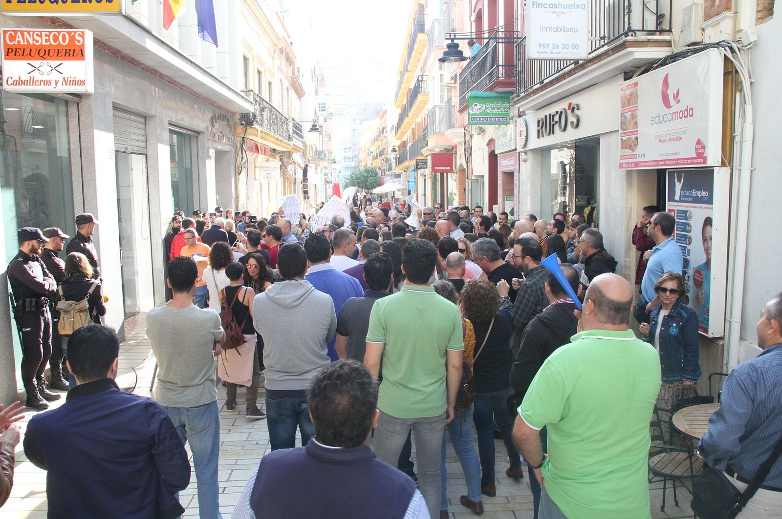 Imágenes de la concentración de funcionarios de prisión ante la subdelegación del Gobierno