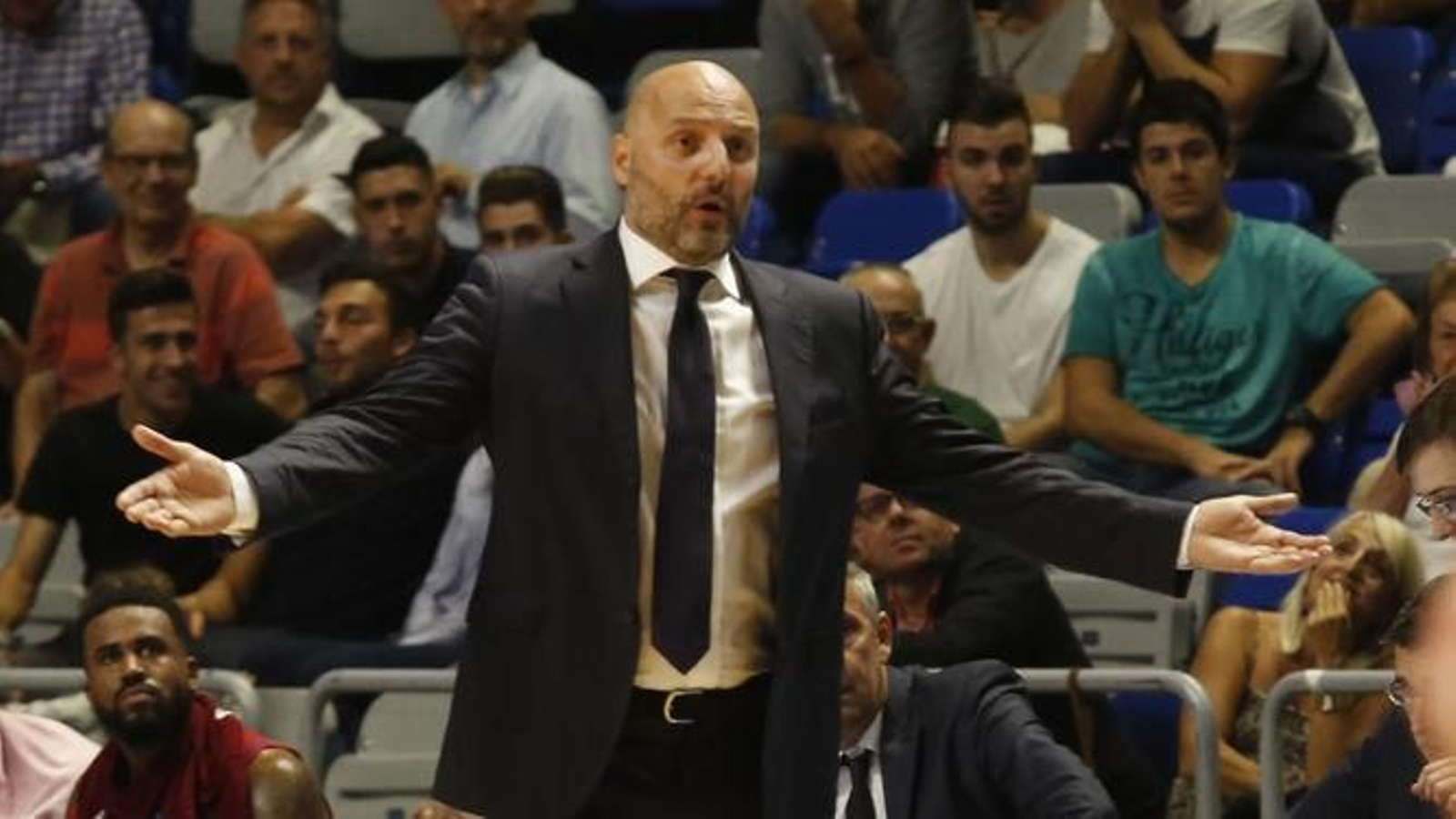 Djordjevic gesticula durante el Unicaja-Bayern.