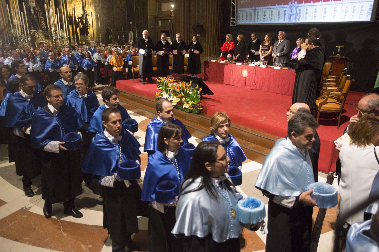 1. Comitiva en la iglesia de la Anunciación. 2. Autoridades académicas y políticas durante el solemne acto. 3. La presidenta de la Junta de Andalucía, Susana Díaz. 4. Una panorámica del acto. 5. El rector Miguel Ángel Castro durante su discurso.  6. La catedrática Mercedes Valera, durante la lección inaugural del curso.