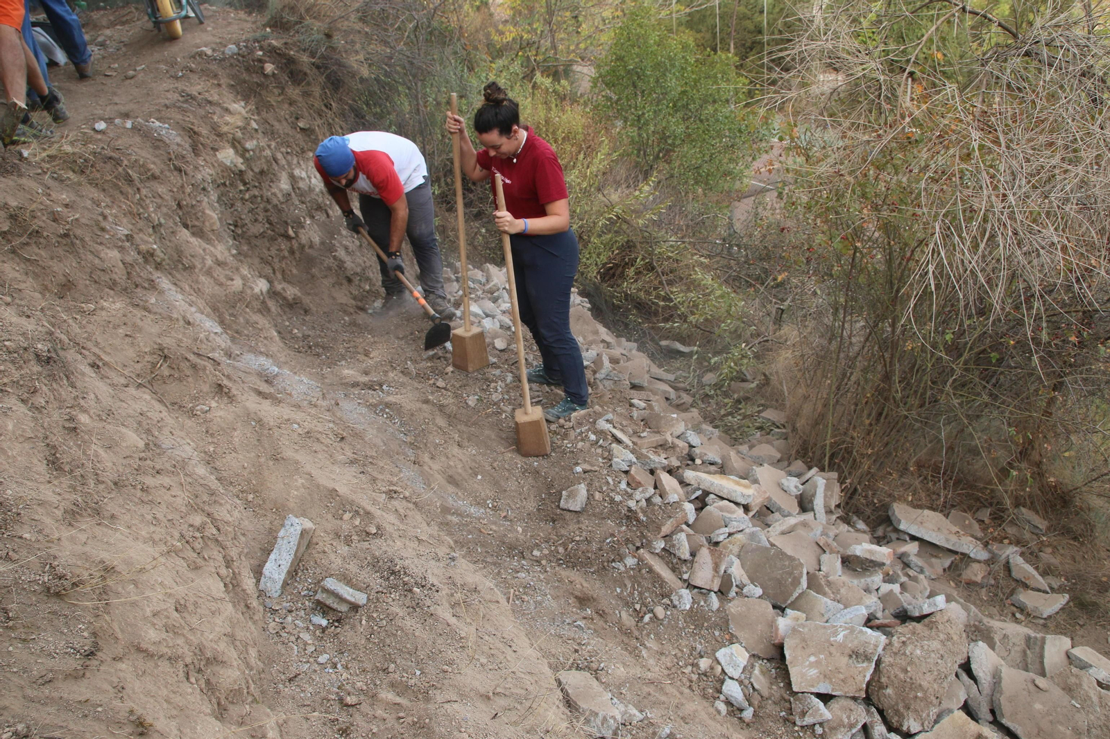 Voluntarios durante los trabajos de restauración.