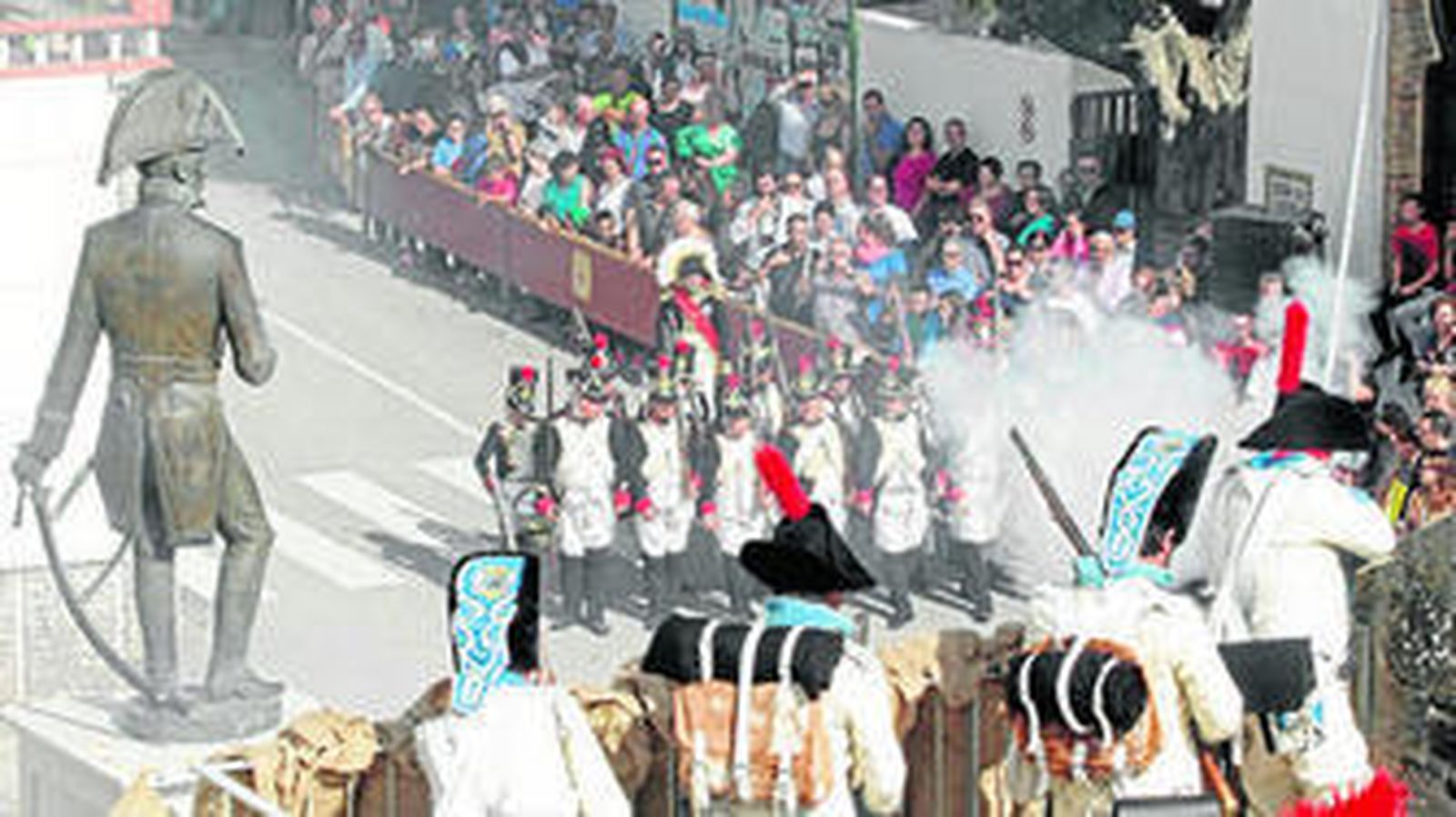 Un momento de la recreación de la batalla de la brecha en la antigua muralla, ayer en Tarifa.