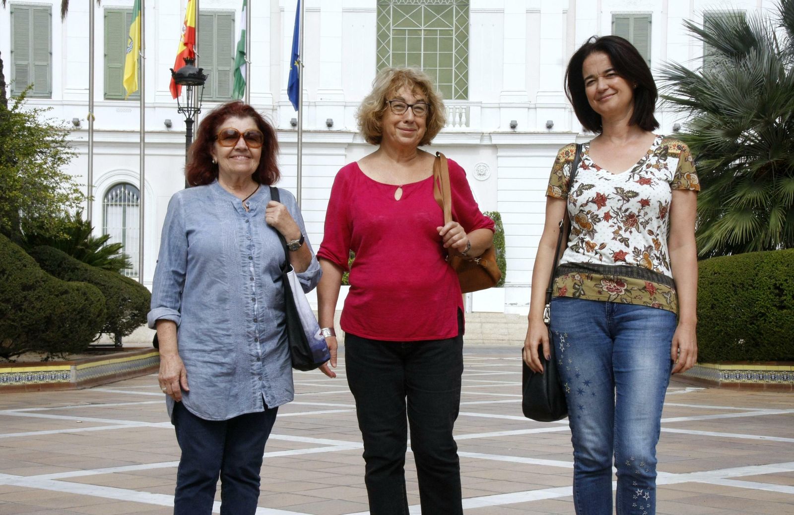 De Izda. a Dcha.: Lola Barberán, Elena Delgado e Isabel Calvo en la plaza Isaac Peral, durante la entrevista.