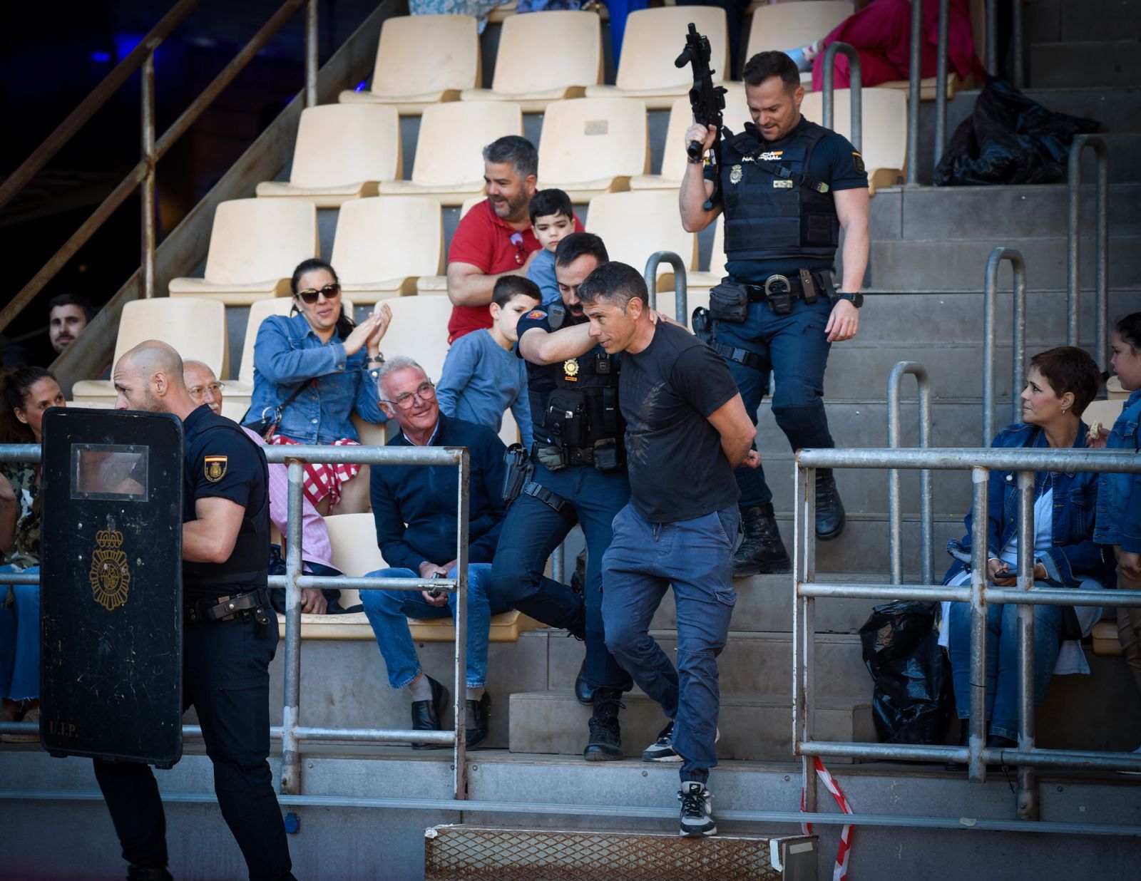 La exhibición policial con participación de la Unidad Aérea, Guías Caninos y Caballería, en imágenes
