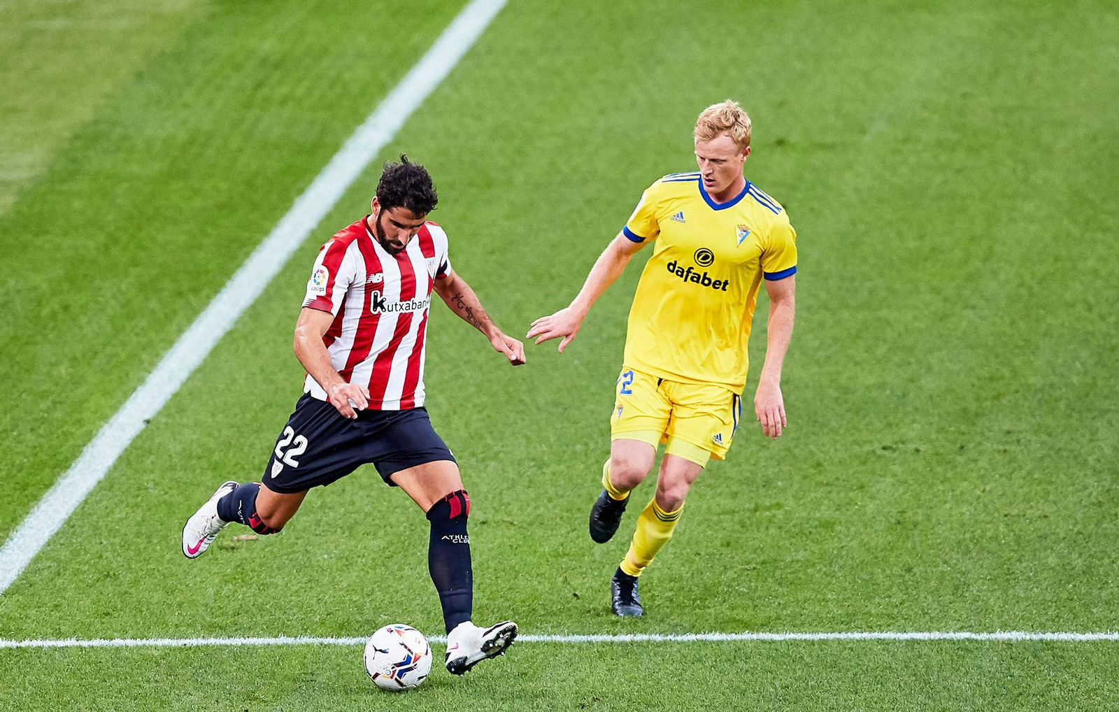 Jonsson sigue de cerca a Raúl García.