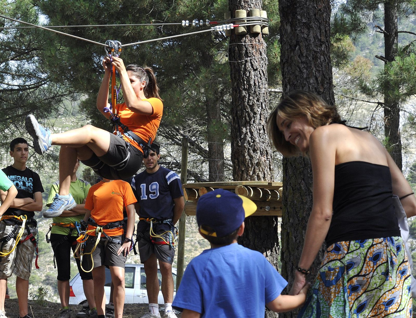Varias personas participan en actividades de turismo de aventura.