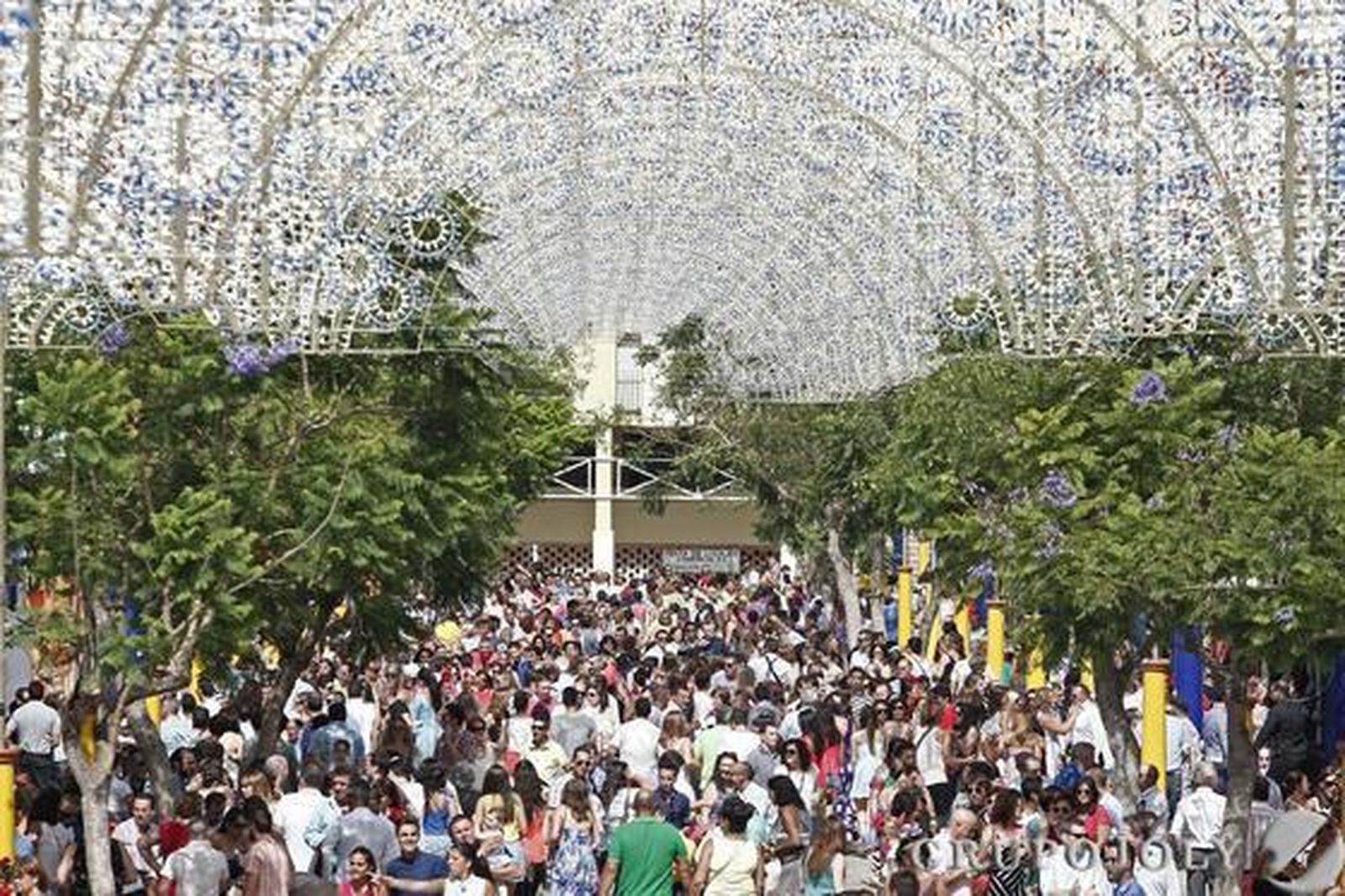 La Feria reúne a miles de personas en su jornada más esperada y en un año en el que se recuerda a Paco de Lucía

Foto: Erasmo Fenoy
