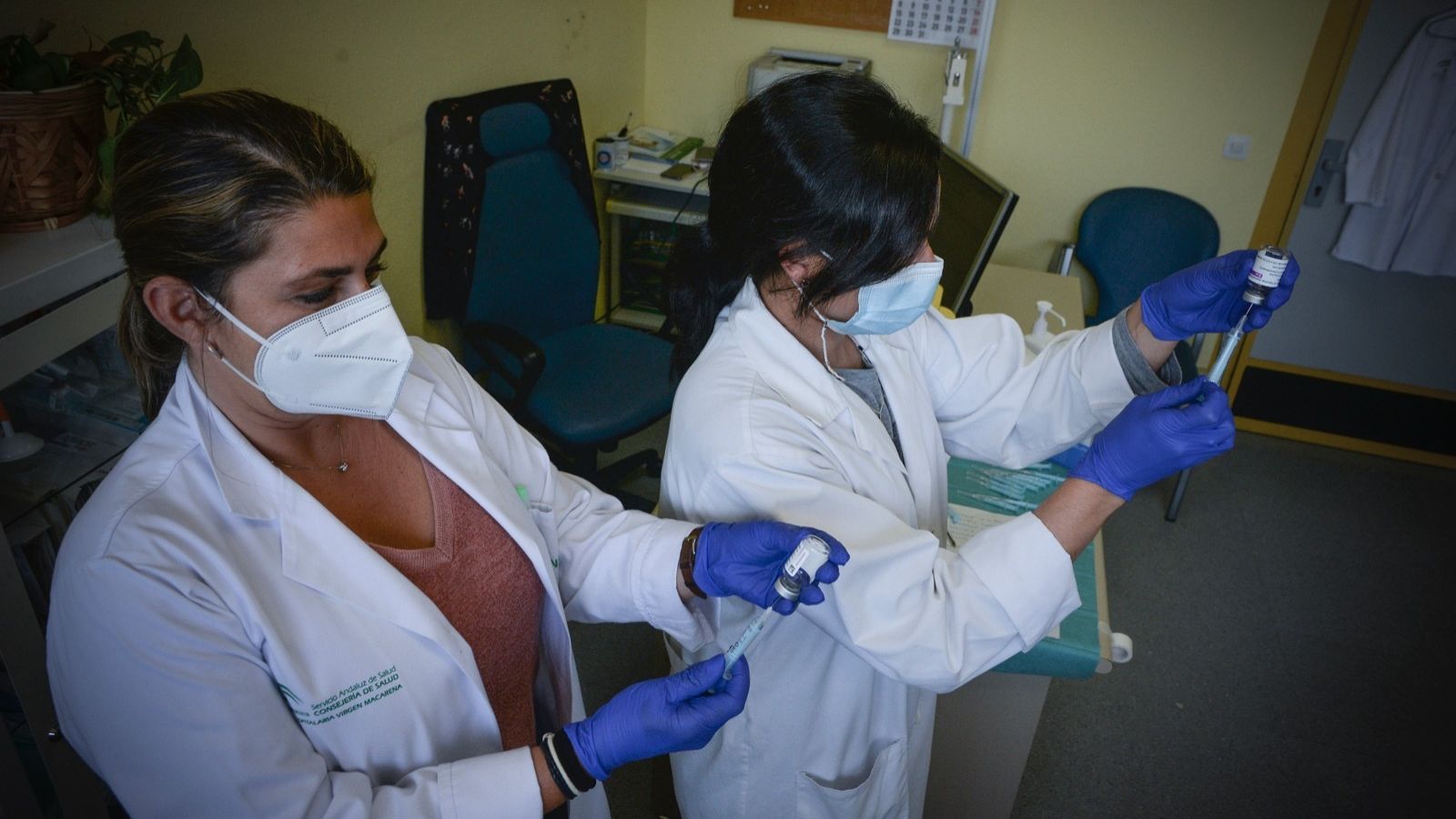 Las enfermeras preparan las dosis en el centro de salud.