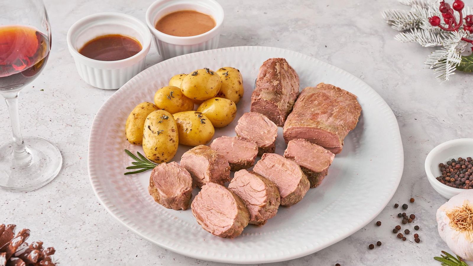 Solomillo de Bellota 100% ibérico asado en su jugo con salsas al pedro ximenez y a la pimienta negra