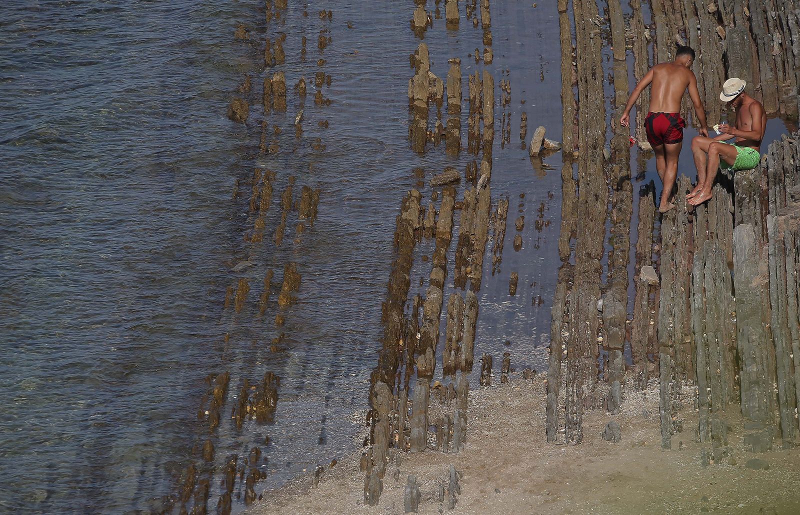 La playa de Getares abarrotada este domingo, en imágenes