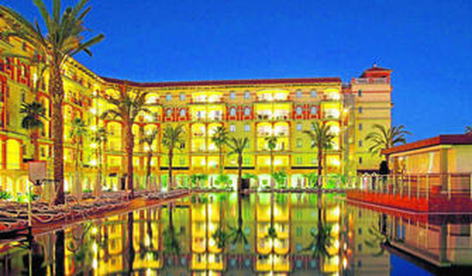 Piscina y hotel del Asur Islantilla Suites & Spa.