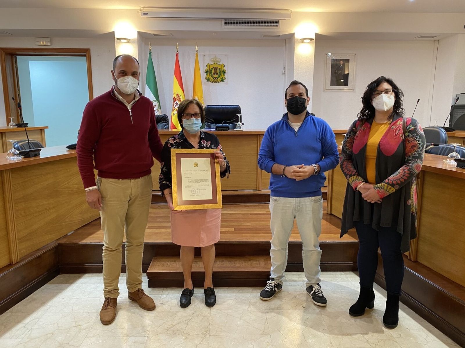 María Dolores Barroso, junto a las autoridades y a la directiva de su centro, en el salón de plenosez