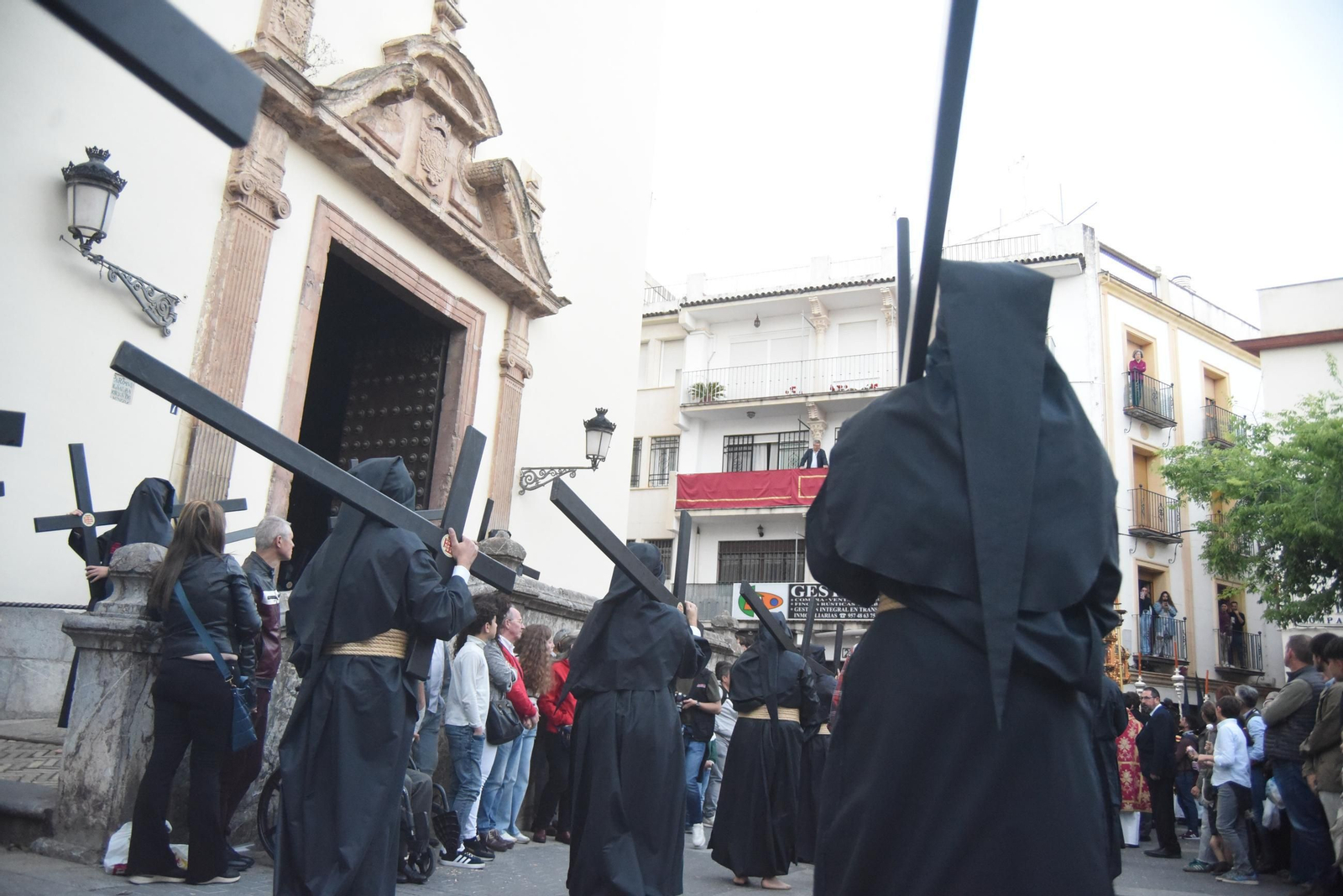 La procesión del Santo Sepulcro en este Viernes Santo de Córdoba, en imágenes