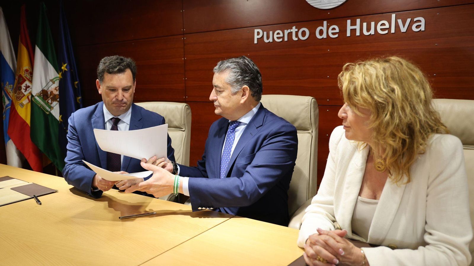 Alberto Santana y Antonio Sanz se intercambian los documentos relativos al convenio de colaboración.