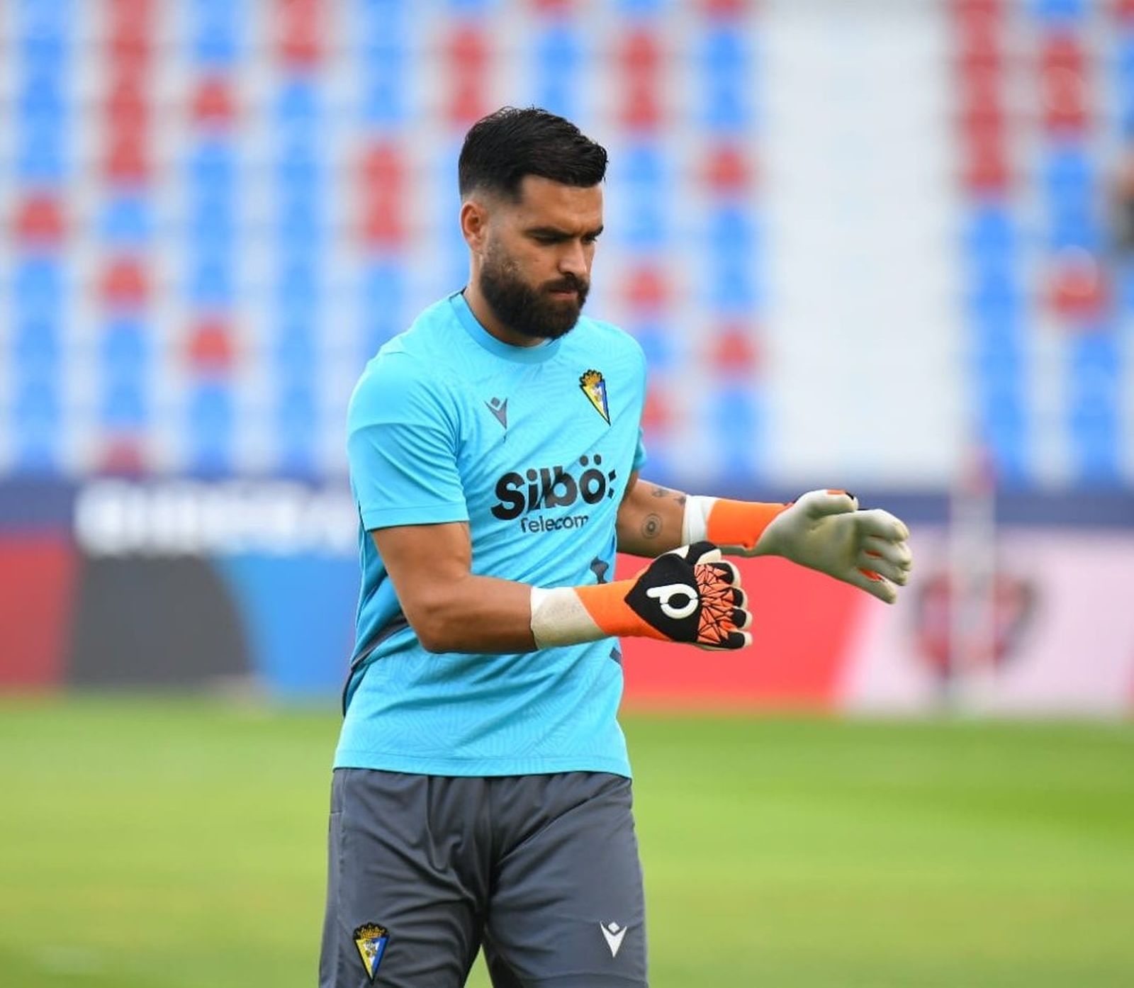 David Gil calienta en el Ciutat de Valencia.