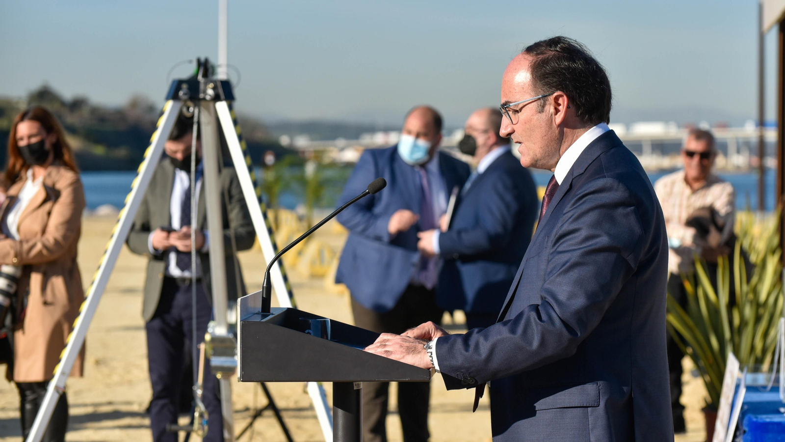 Las fotos del la visita de Juanma Moreno a las obras del Lago maritimo