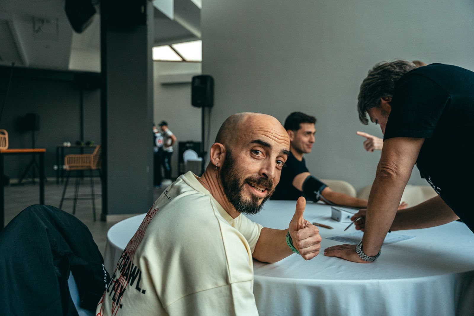 En imágenes: golpes solidarios en una impresionante White Collar Boxing