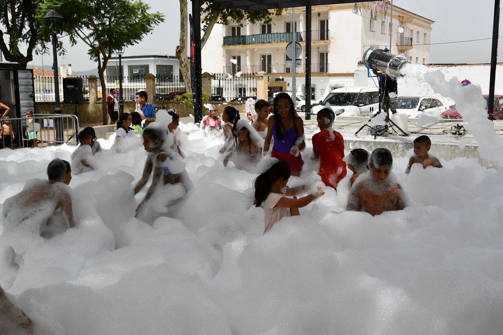 Los niños juegan con la espuma en la Alameda Alfonso XI.