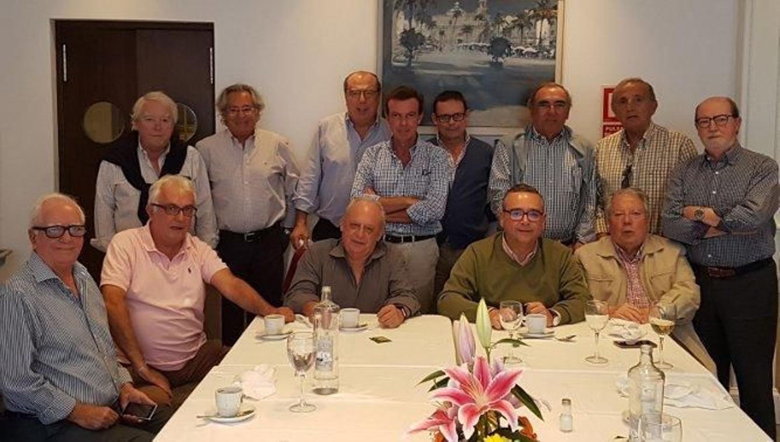 El anfitrión Carlos Aranda con Eduardo Grimaldi, Juan Quiñones, Juan Lamet, Pepe Bote, José María Otero, Juan Ramón Cirici, Juan Carlos Lacave, Francisco Orgambides, Enrique Galvín, Nacho Morillo,  Enrique Maestre e Ignacio Moreno.