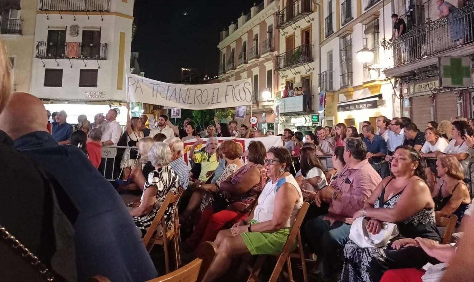 Una de las pancartas desplegadas por la plataforma en favor del ficus de San Jacinto.
