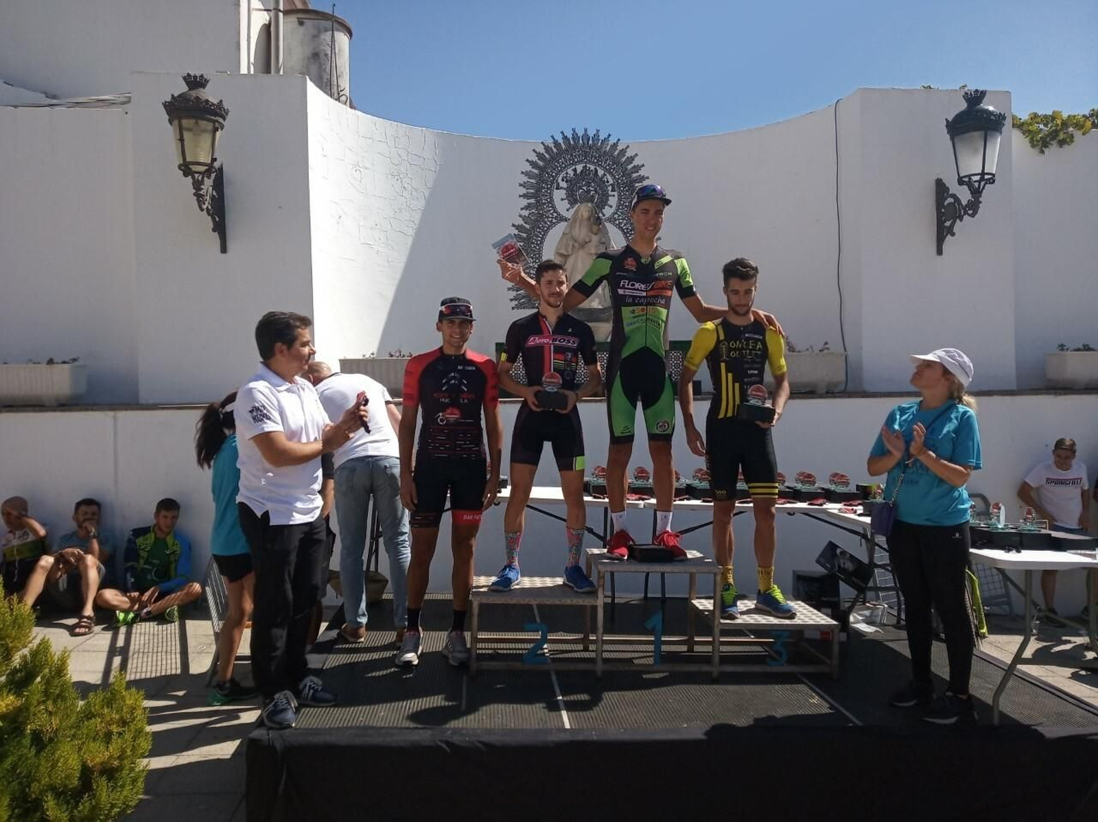 Nacho Blanco posa en lo alto del pódium junto con Macías y Barroso