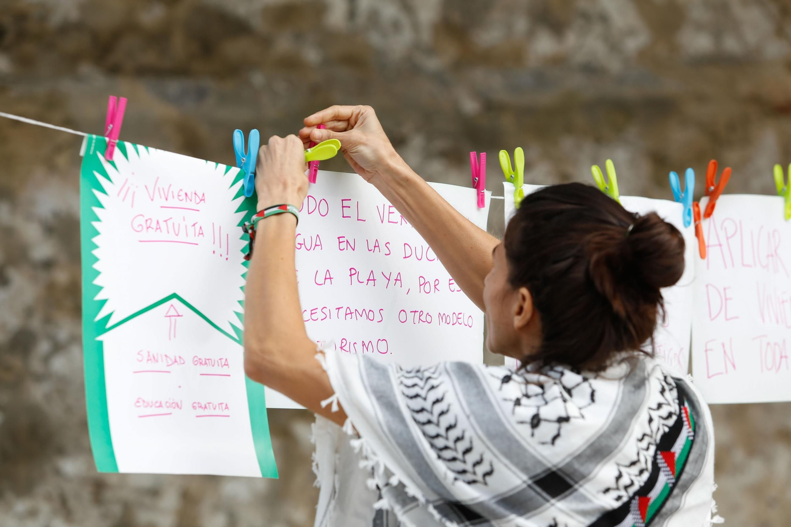 La manifestación por el derecho a una vivienda digna en Tarifa, en imágenes