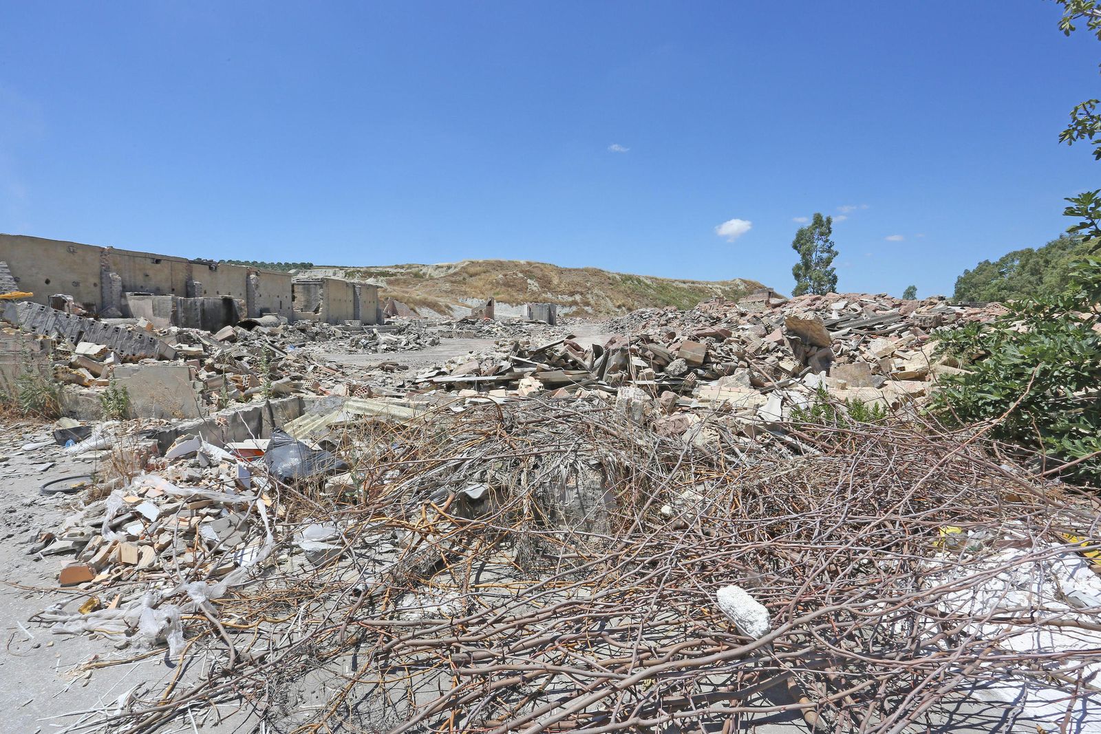 Una de las zonas de la antigua fábrica rodeada de escombros.