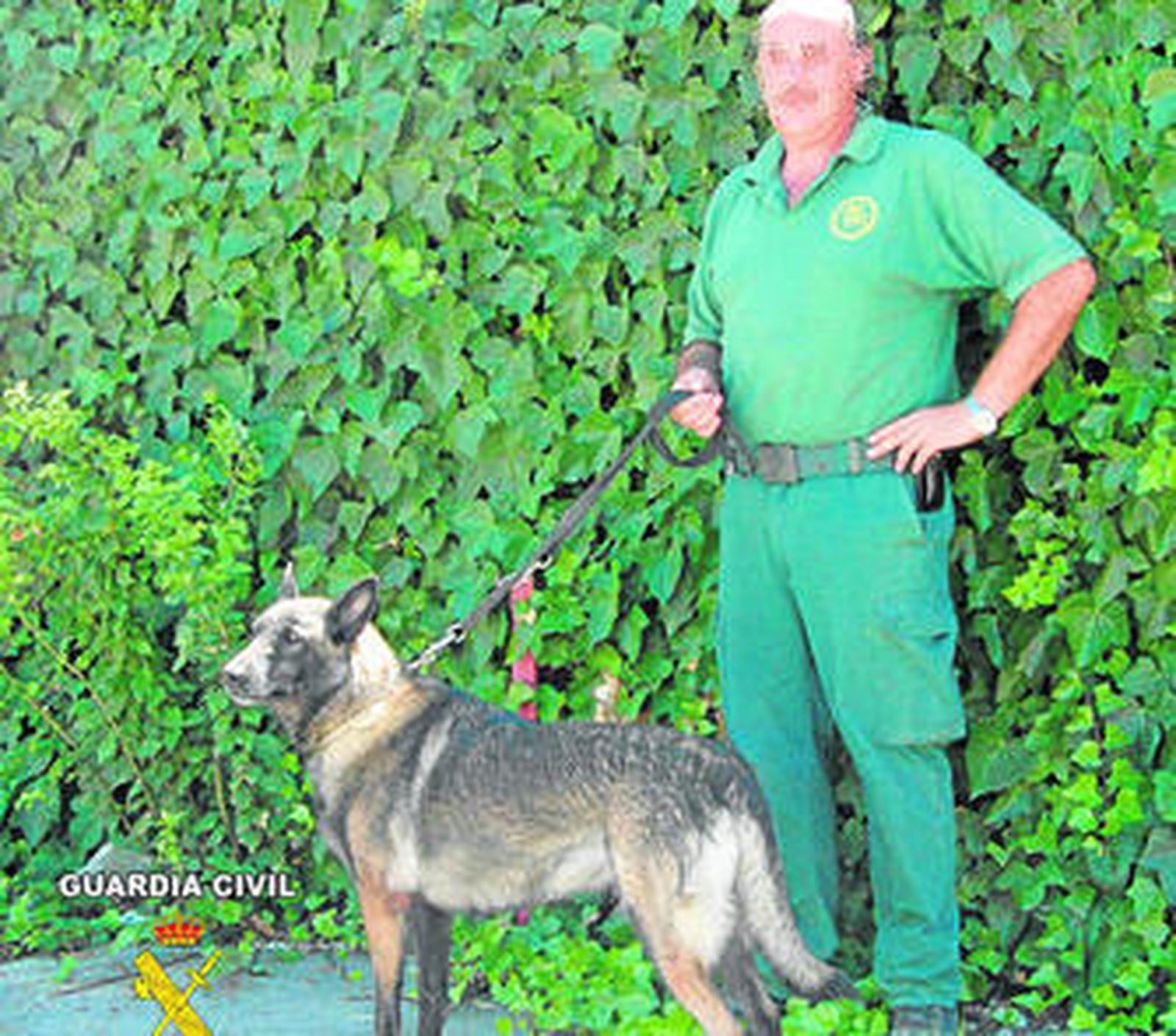 Dion, junto a su guía, que encontraron al hombre.