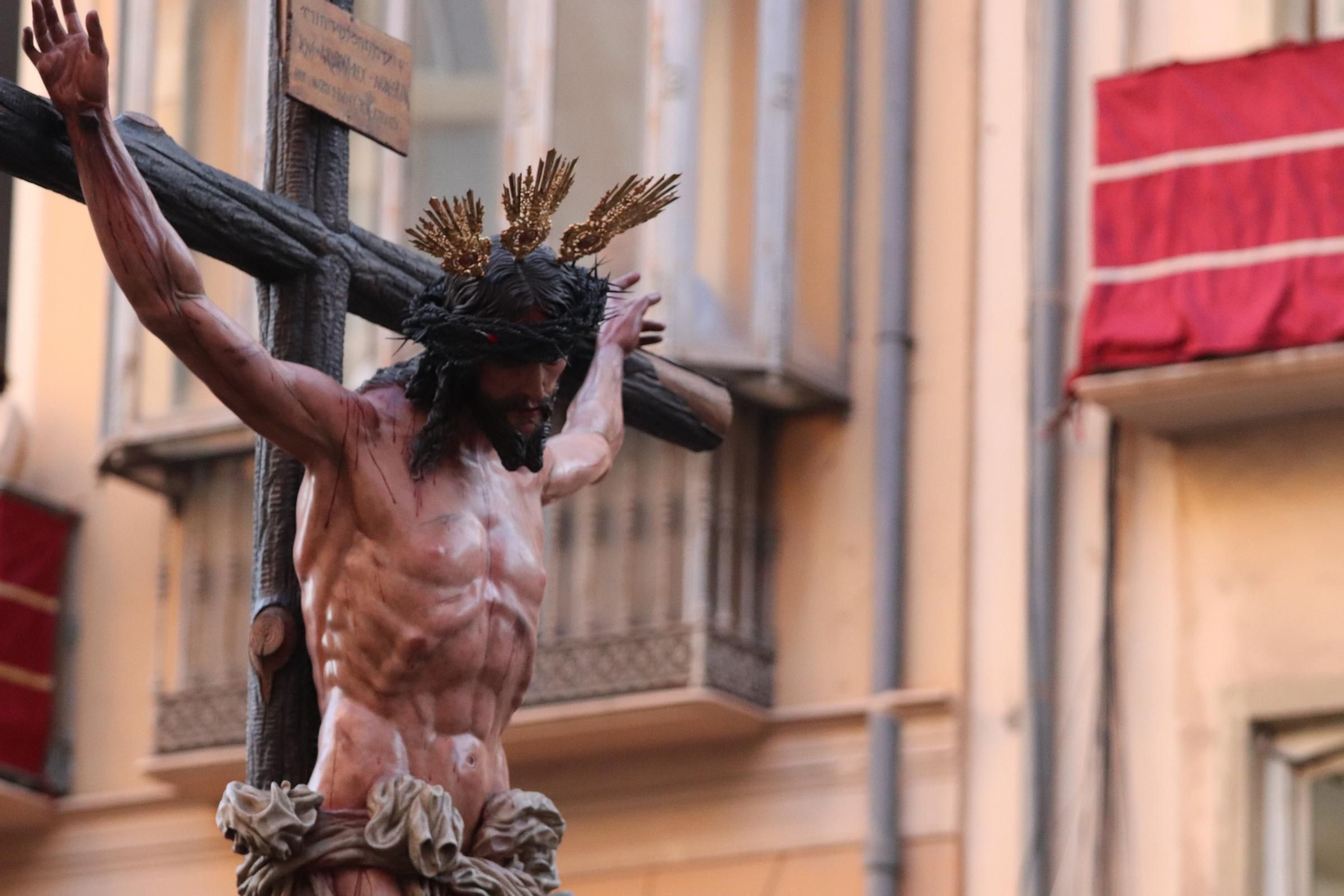 Crucifixión en el Lunes Santo en Málaga, en fotos