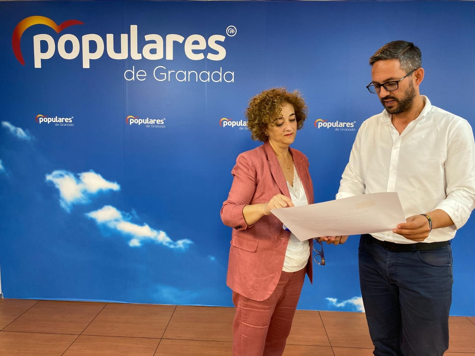 El vicesecretario de Agricultura del PP de Granada, Antonio Mancilla, y la parlamentaria andaluza del PP-A Rosa Fuentes