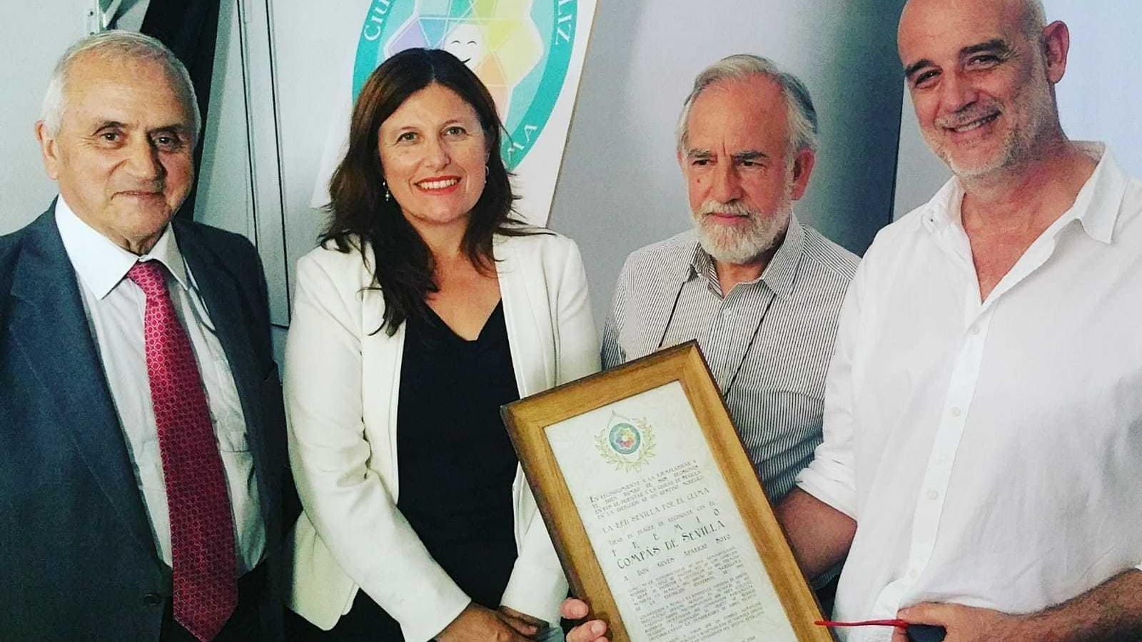 Txiqui López (Red Sevilla por el Clima) sostiene el premio a Aparicio junto a Luis Moral (Caminos), Esperanza Caro (Economía) y Adolfo Fernández Palomares (Parques y Jardines) y