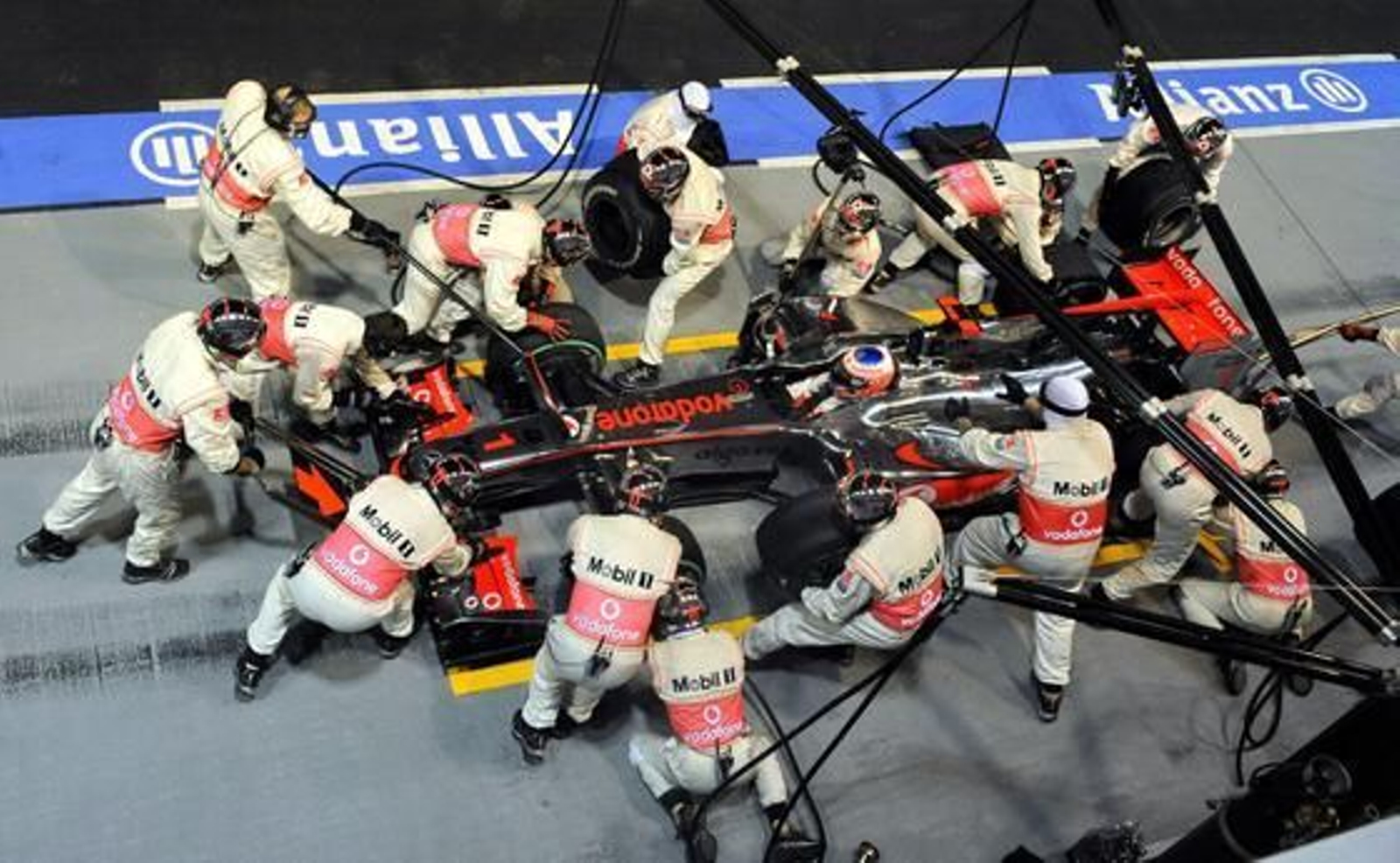 Fernando Alonso se acerca al liderato del Mundial tras ganar el Gran Premio de Singapur. / AFP