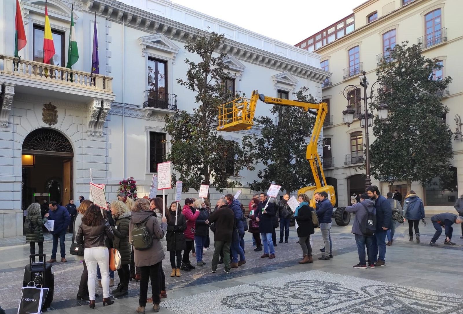 Imagen de la protesta de los funcionarios de carrera frente al Ayuntamiento de Granada