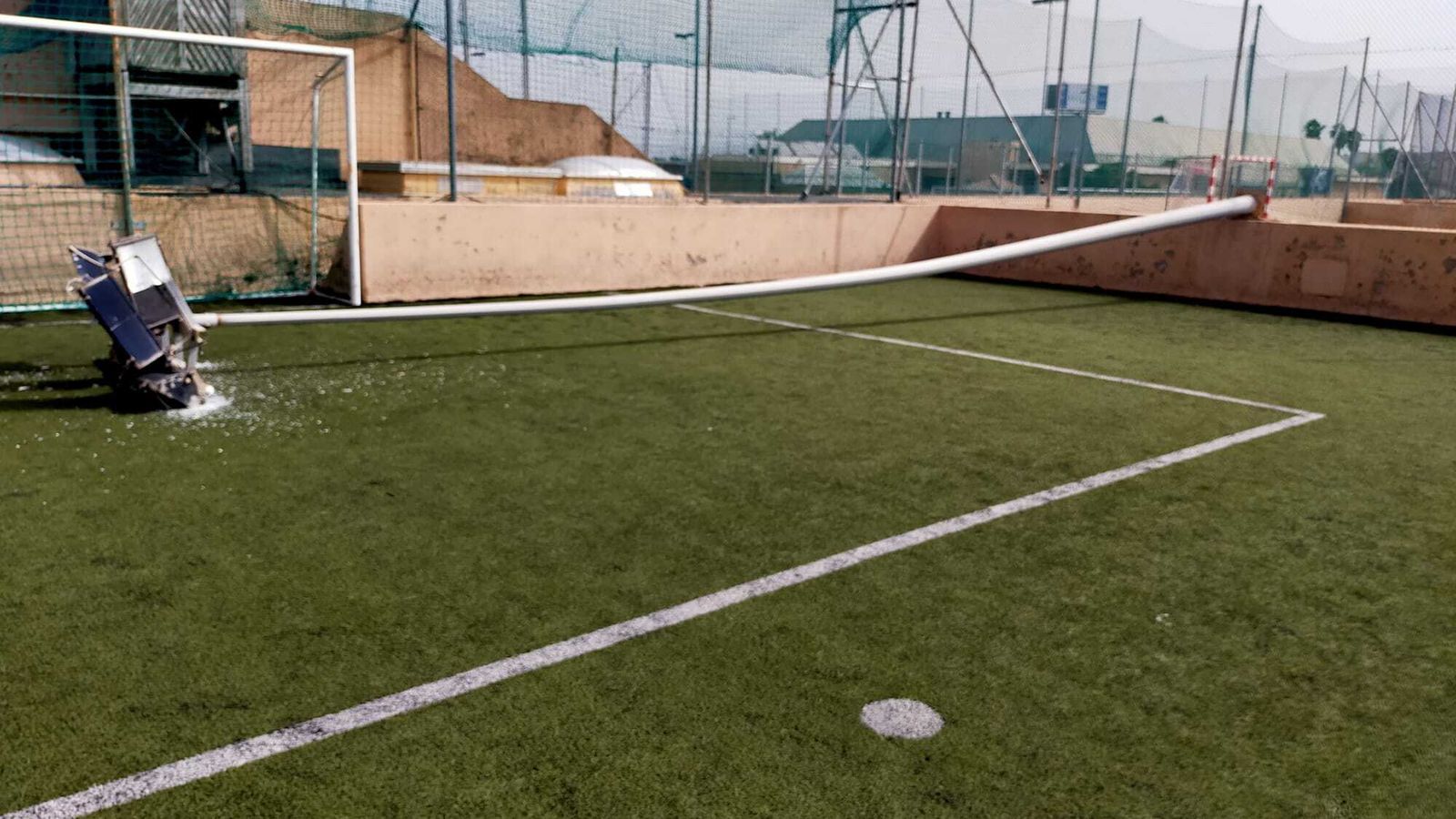 Pista deportiva de Bahía Sur, con la torreta de luz caída.