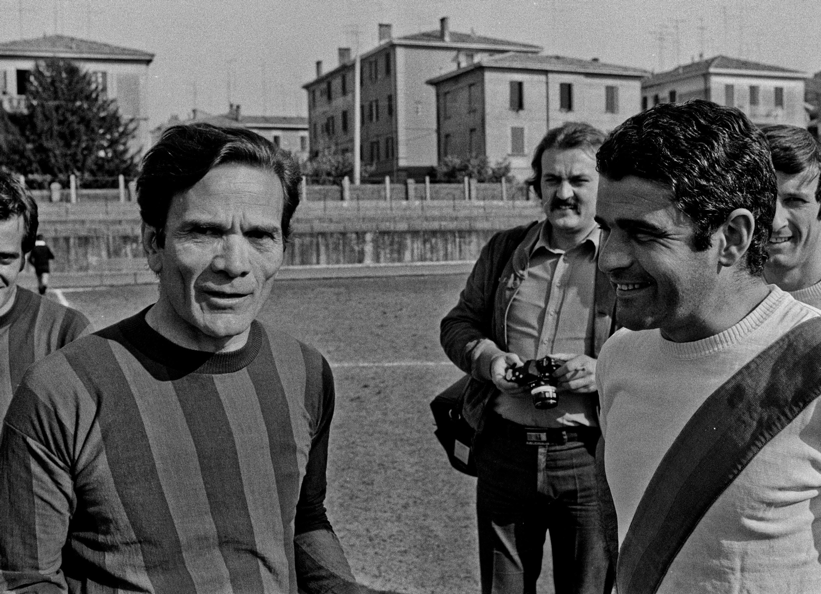 Pasolini luce la equipación del Bolonia.