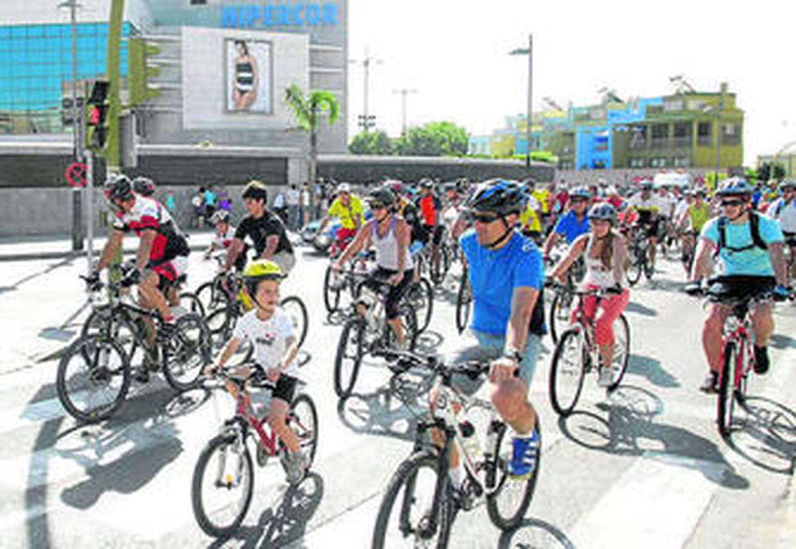 El pelotón inicia su recorrido, ayer por la mañana.