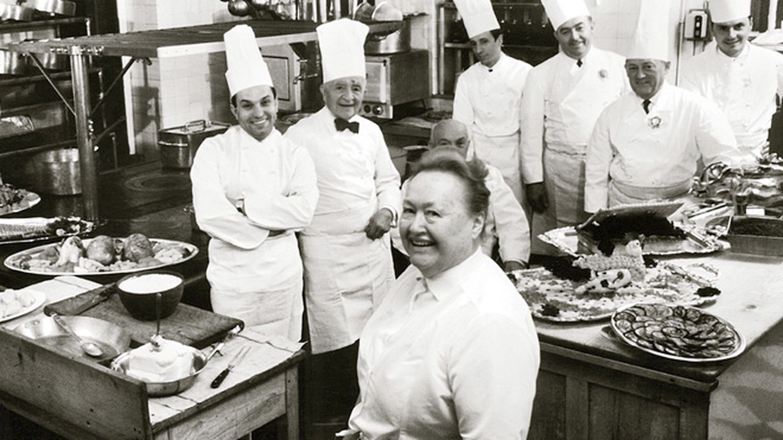 Eugénie Brazier, con su equipo de cocina.