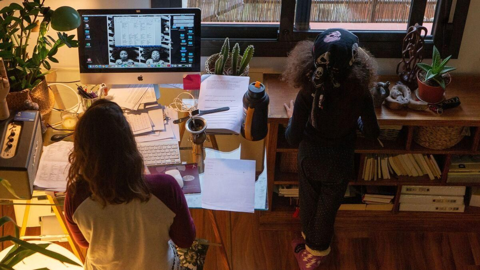 Una mujer teletrabaja en casa