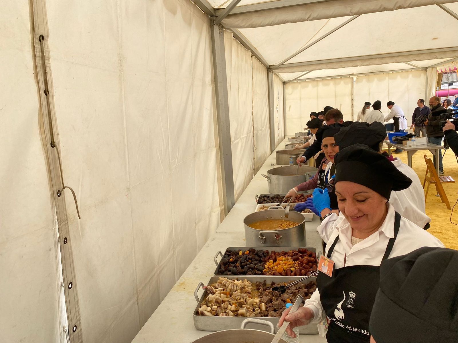 El mayor cocido del mundo cocinado en Jabugo, en imágenes.