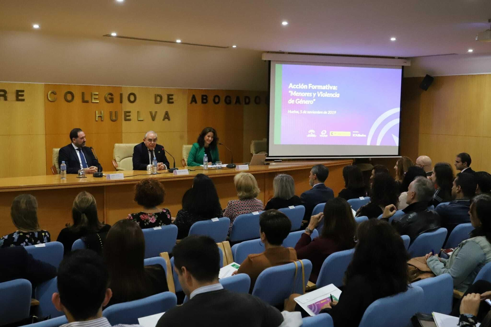 Ontiveros, Vergel y Muriel, en la inaguración del curso 'Menores y Violencia de Género', en el Colegio de Abogados de Huelva.