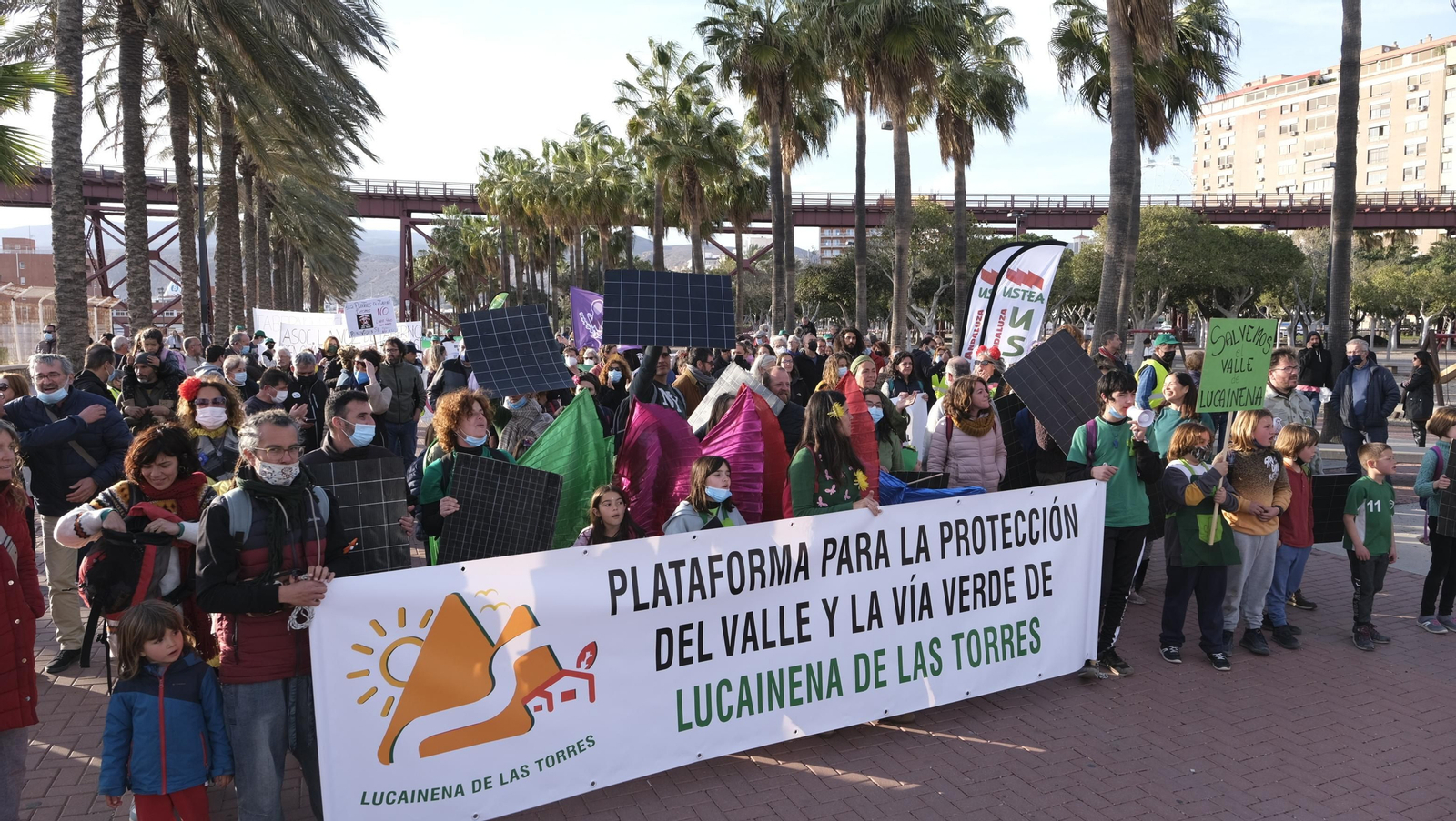 Fotogalería manifestación a favor de energías renovables ordenadas. Almería
