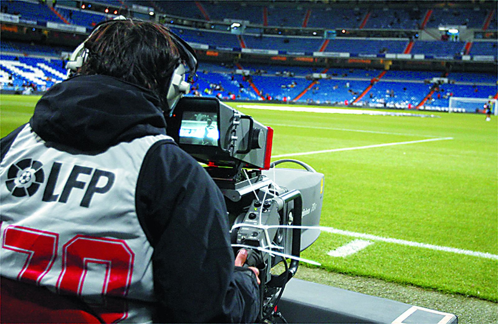 Cámara de televisión de Mediapro en un partido de fútbol