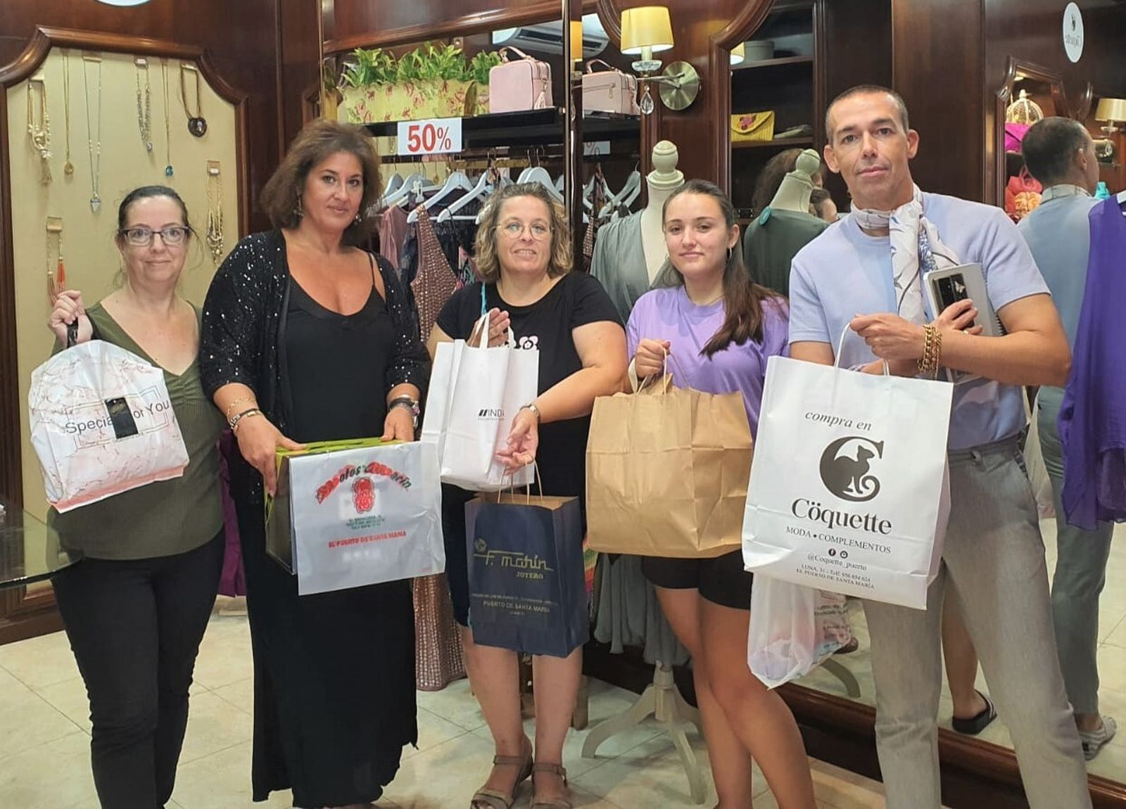 La Plataforma Revive El Puerto ha donado regalos para la tómbola benéfica de la Barriada de Los Milagros.